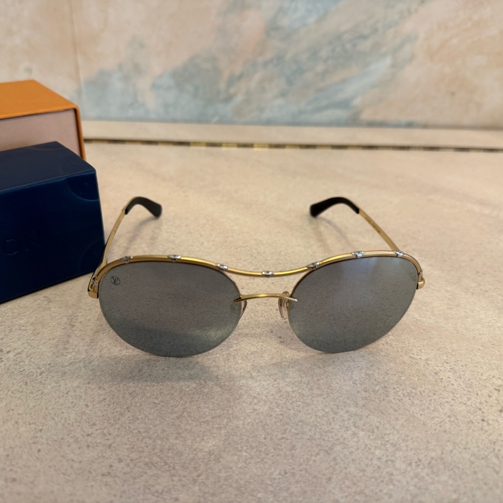 LOUIS VUITTON Monogram Diabolo Menthe Aviator Sunglasses - Picture 6 of 16